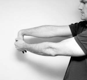 Stretching des Tennisarm Handgelenk wird zum Ellenbogen hin zurück gebogen